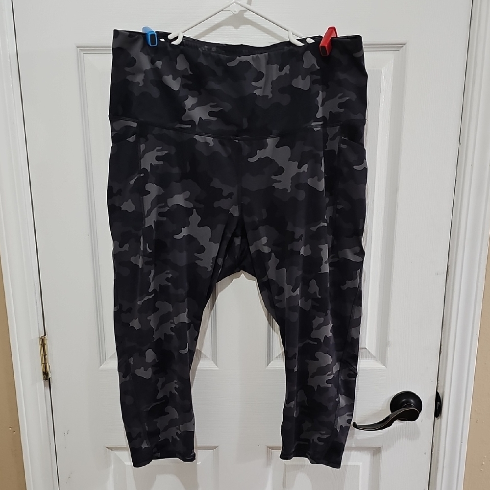 Camouflage High Waist Capri Plus Size Leggings - Gray And Black